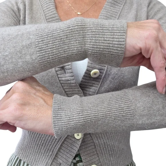 Everlane Cashmere Cardigan XS Taupe Fitted Cropped Button Front Minimalist - Picture 5 of 7